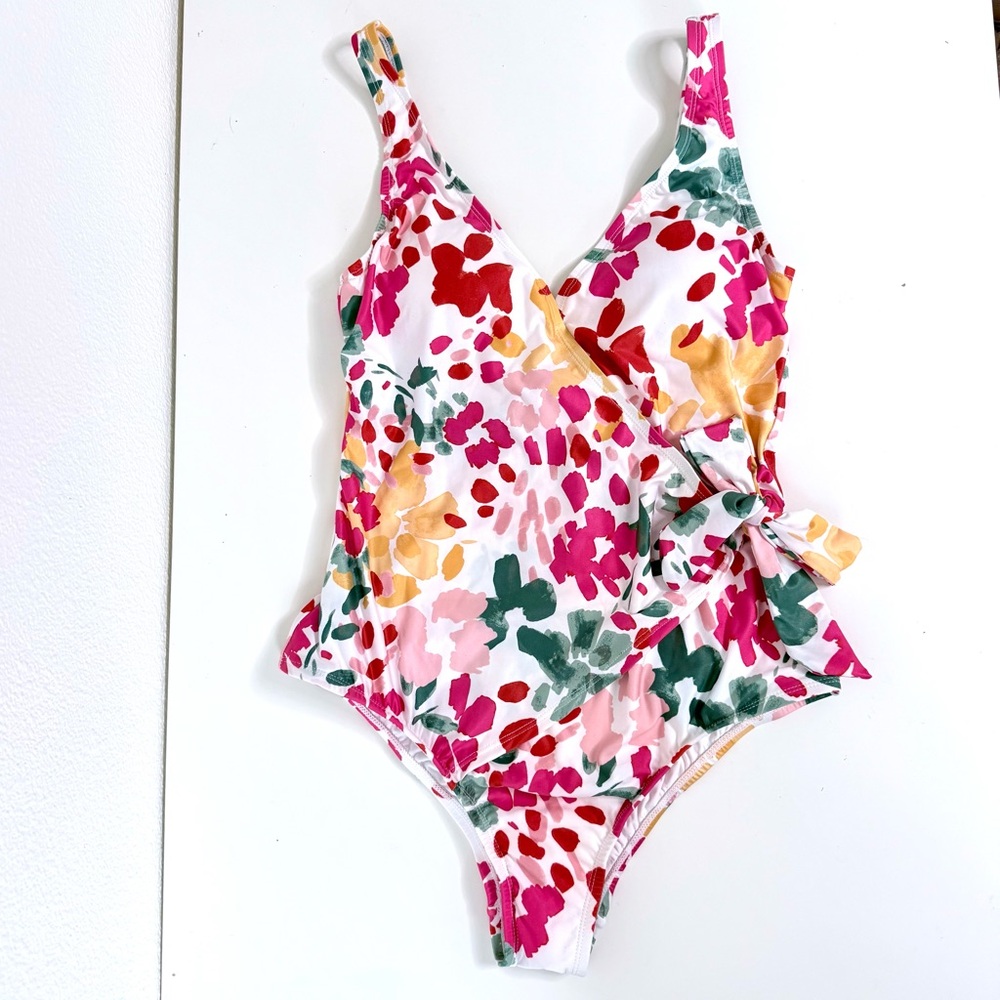NWT ModCloth “The Bonita” One-Piece White Floral Faux Wrap Swimsuit Size Medium